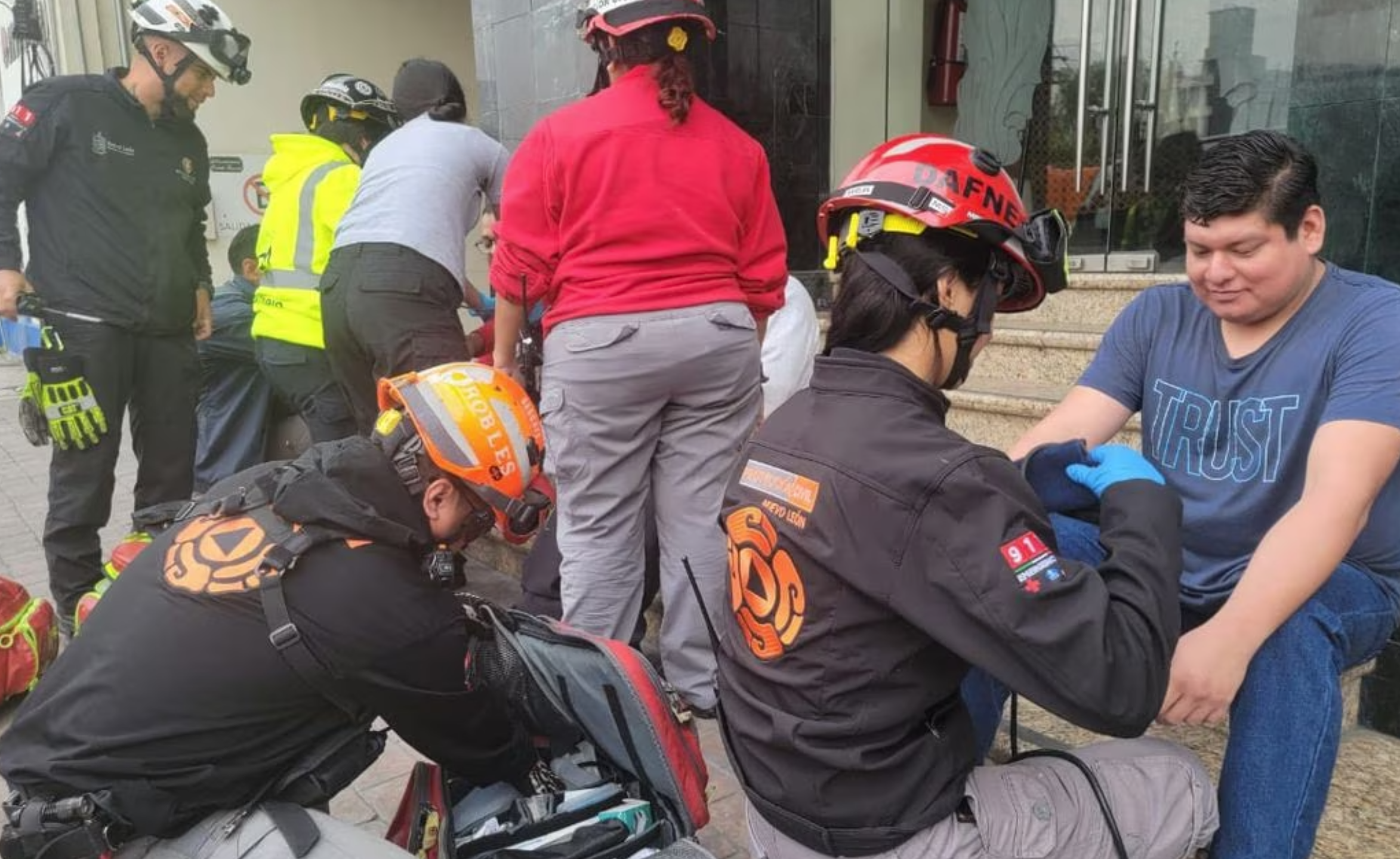 Accidente en elevador con trabajadores de funeraria; cae con un cuerpo para velación